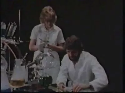 ಕೊಂಬಿನ ಕಪ್ಪು ದಂಪತಿಯನ್ನು ತೃಪ್ತಿಪಡಿಸುವ ಯುವ ಬಿಳಿ ಕೊಳೆಗೇರಿ